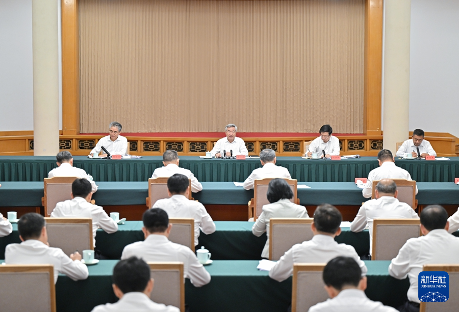 8月20日至22日,中共中央政治局常委、中央纪委书记李希到山东调研。这是8月22日,李希在济南主持召开座谈会。新华社记者 岳月伟 摄