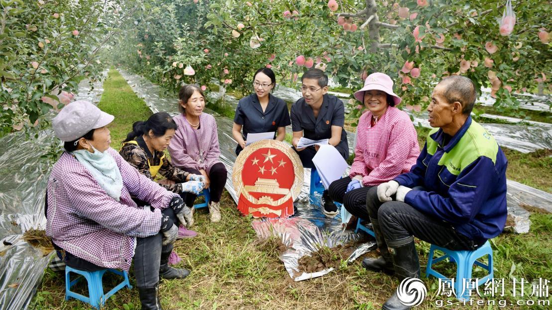 慶陽市西峰區(qū)后官寨法庭法官在田間地頭為果農(nóng)普法　慶陽市中級人民法院