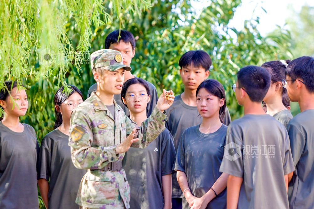 2025年8月25日，在江西省吉安市峽江縣峽江中學，該縣人武部官兵在向學生講述抗日戰爭的革命故事。
