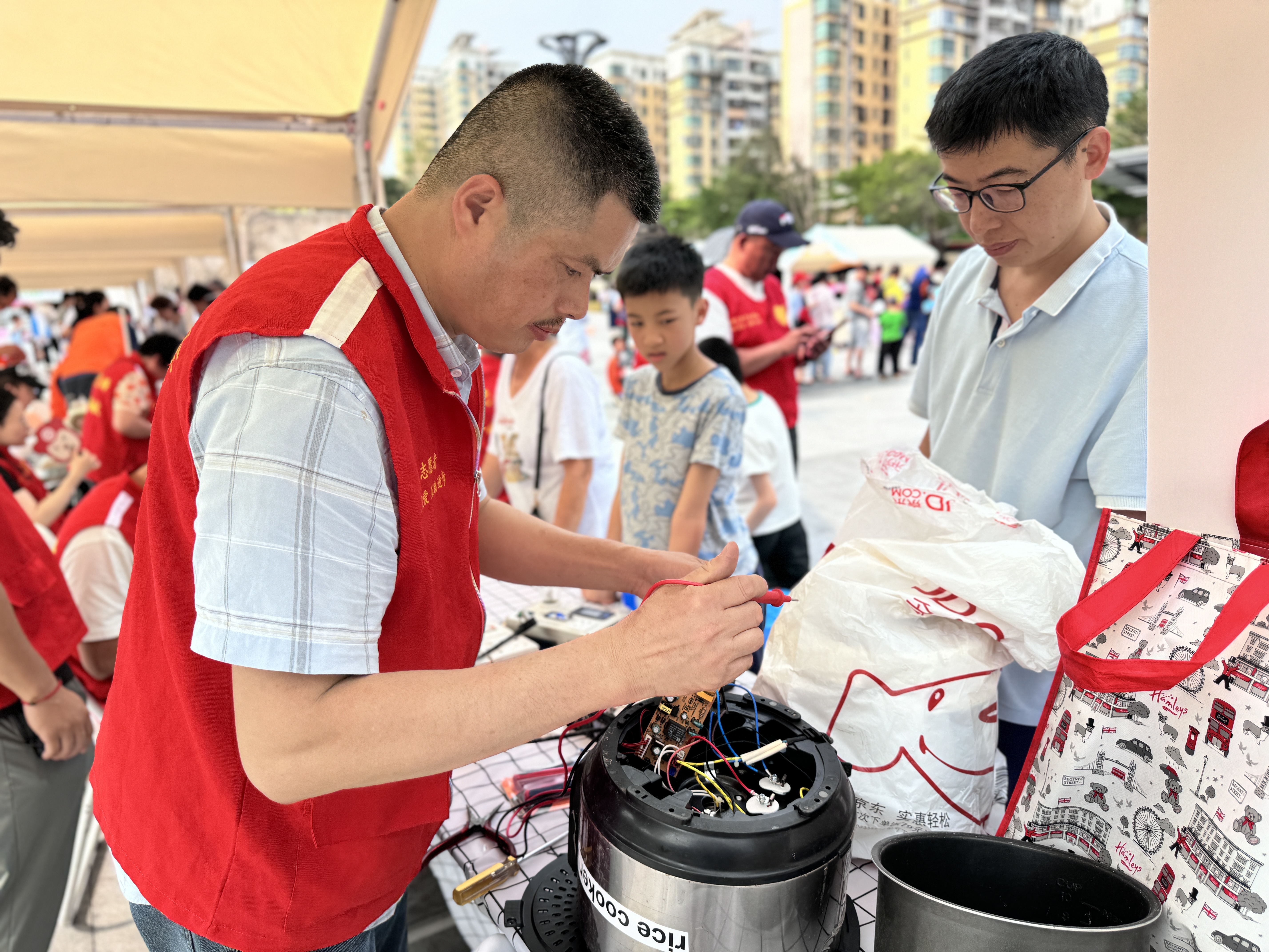 800余场志愿服务活动15万人次温暖传递 横岗街道“雷锋集市”温情走过15周年