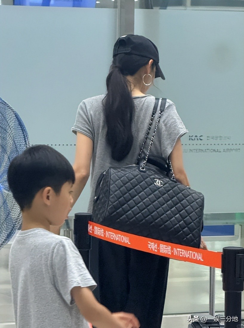 近距离看秋瓷炫，双下巴明显，脸肿的崎岖不平，带着儿子斜眼看人(图11)