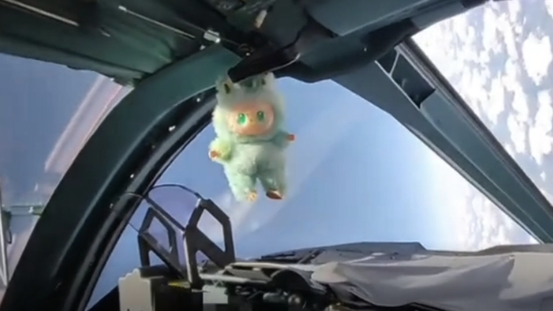 这股风还是吹到了俄罗斯！俄军苏-34飞行员在座舱里挂上了LABUBU