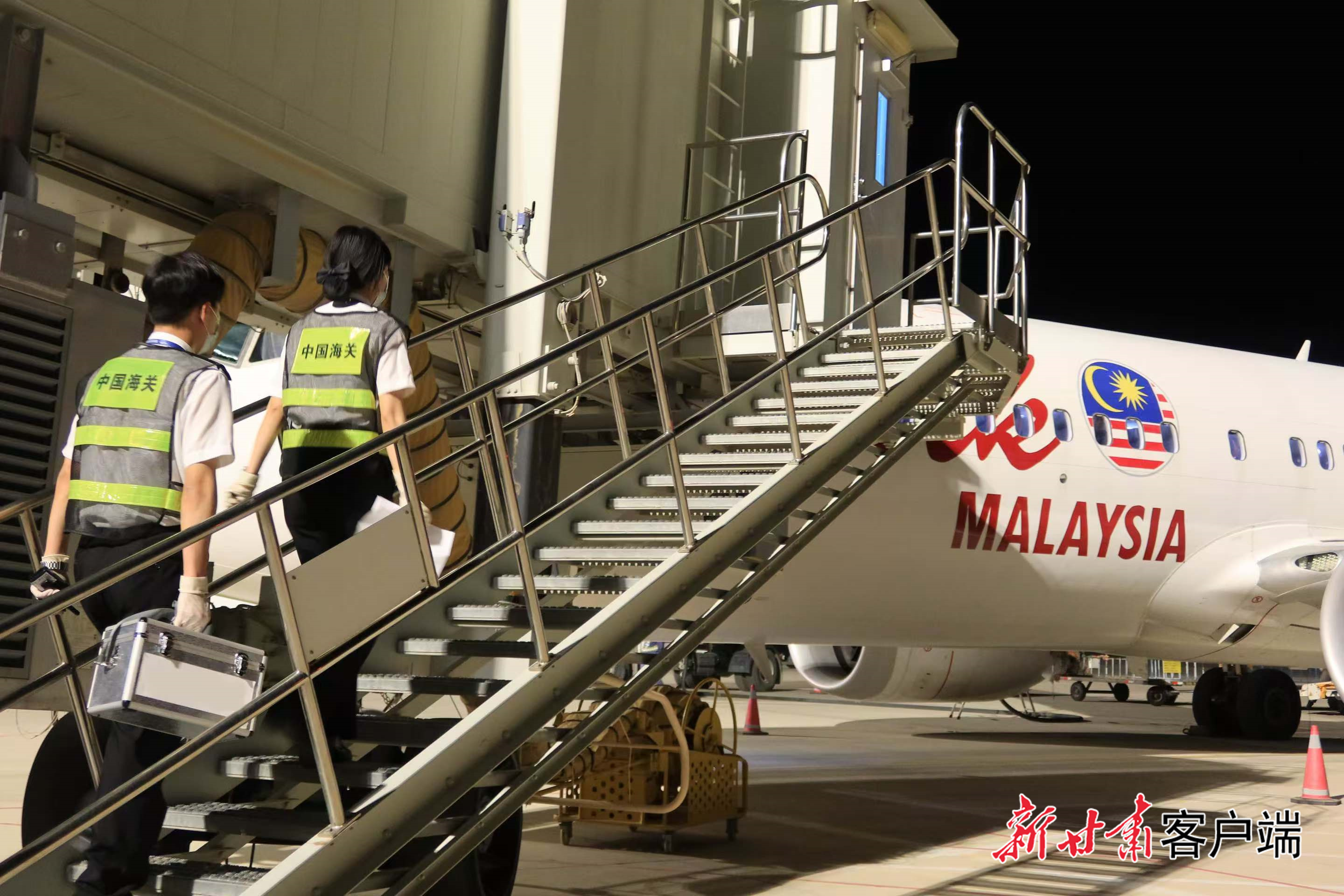 兰州海关所属敦煌机场海关关员开展进境航空器登临检查 武思雨