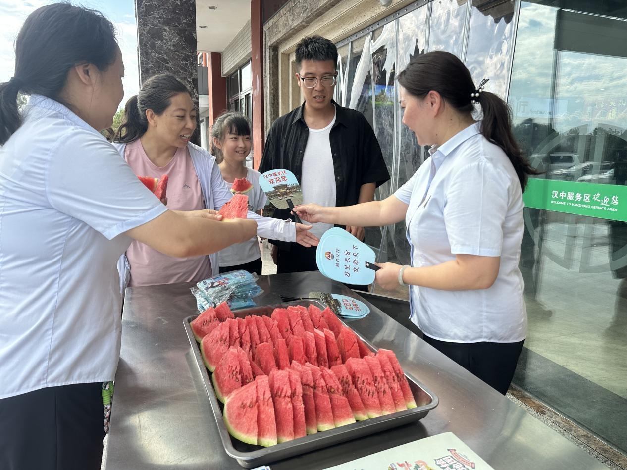 游客在服务区免费品尝西瓜 受访单位供图