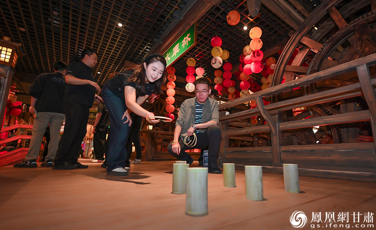 男女嘉宾在趣味套圈游戏中拉近彼此距离