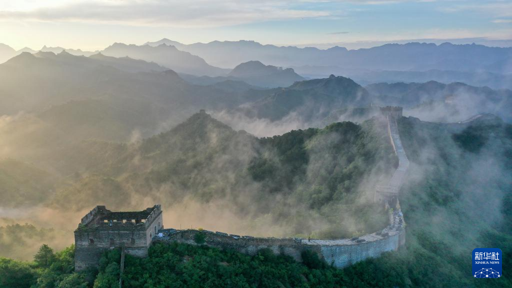 这是8月25日清晨在河北省承德市滦平县拍摄的金山岭长城云海景观（无人机照片）。