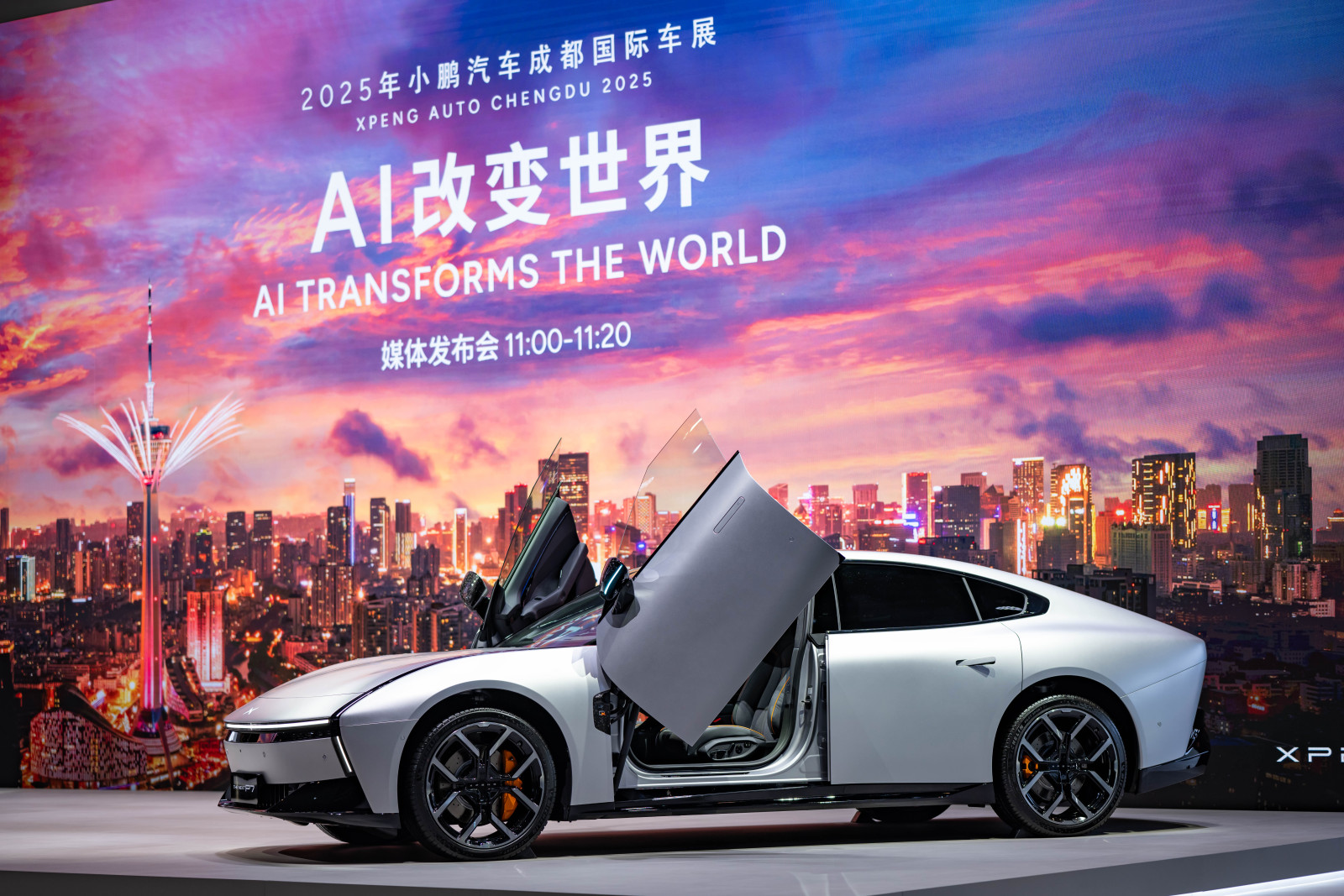 2025成都车展：以全新P7为首，小鹏携AI科技全明星阵容亮相成都车展