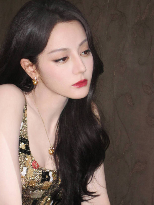 迪丽热巴美貌养眼。