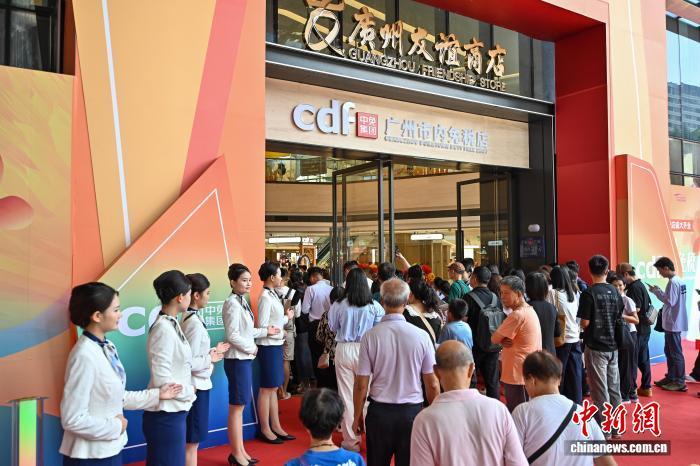 8月26日，广州市内首家免税店正式开门迎客。中新社记者 陈骥旻 摄