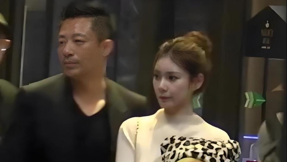 真没孩子！汪小菲夫妇近照曝光，马筱梅小腹隆起，男方抽烟不避人封面图