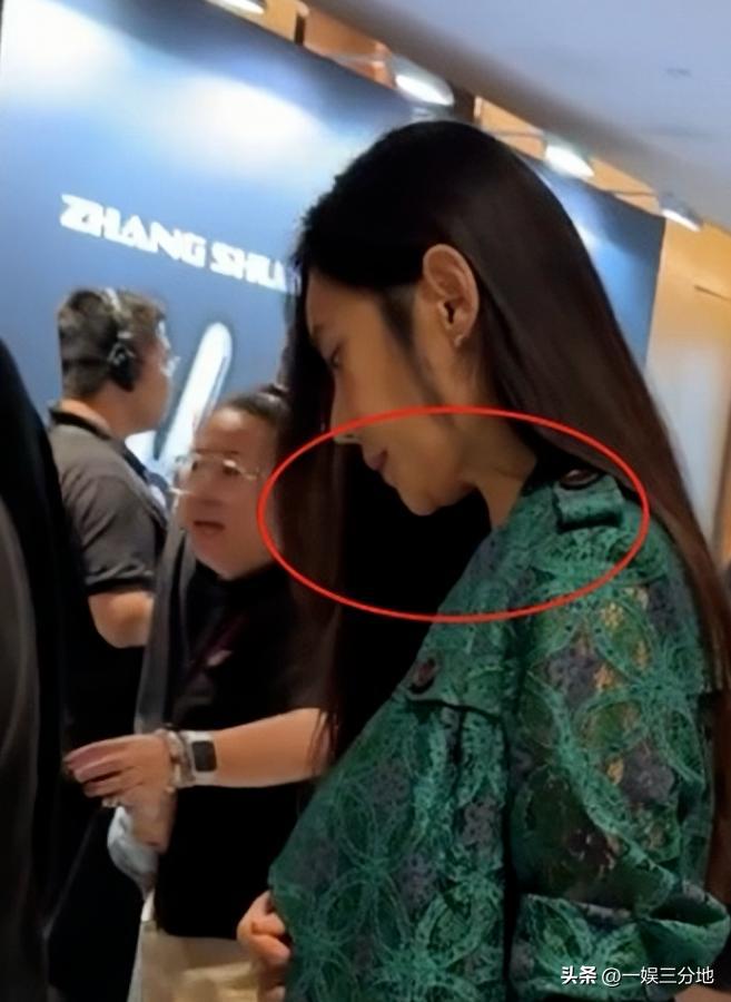 近距离看秋瓷炫，双下巴明显，脸肿的崎岖不平，带着儿子斜眼看人(图29)