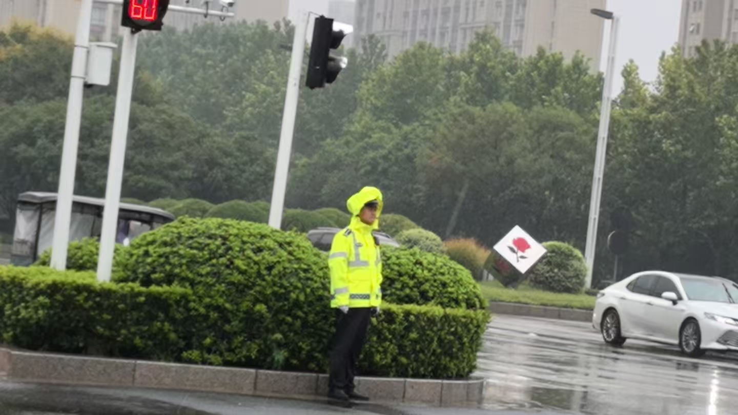 商丘交警積極應對強降雨全力保障道路安全暢通呈現亮麗“警”色