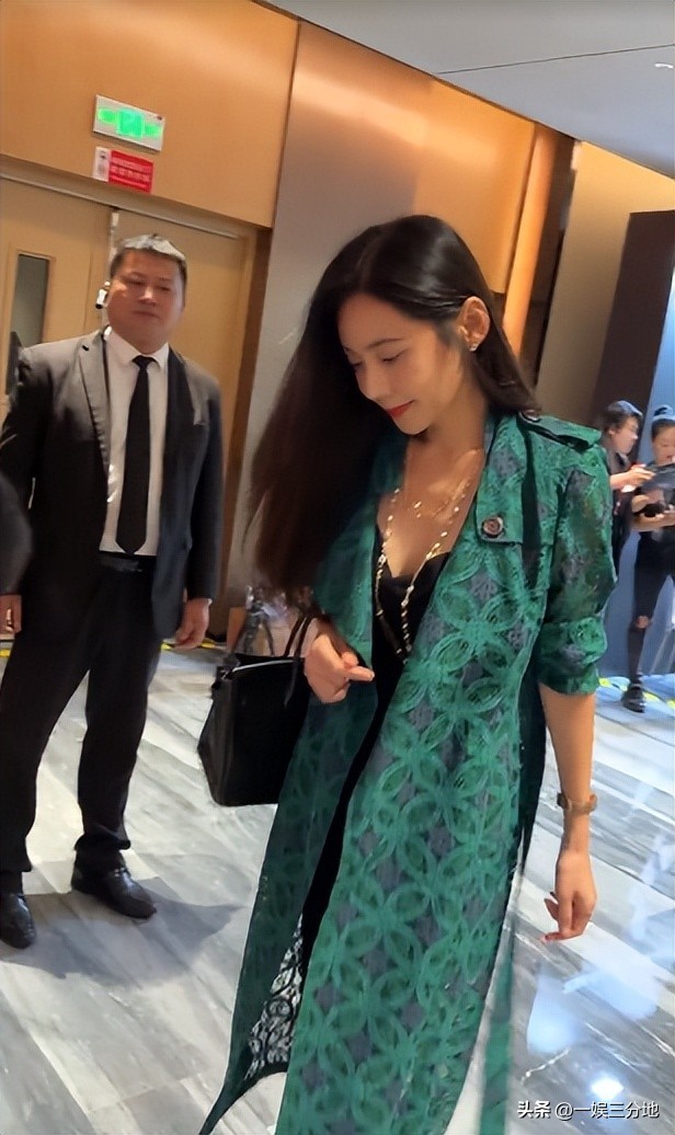 近距离看秋瓷炫，双下巴明显，脸肿的崎岖不平，带着儿子斜眼看人(图32)