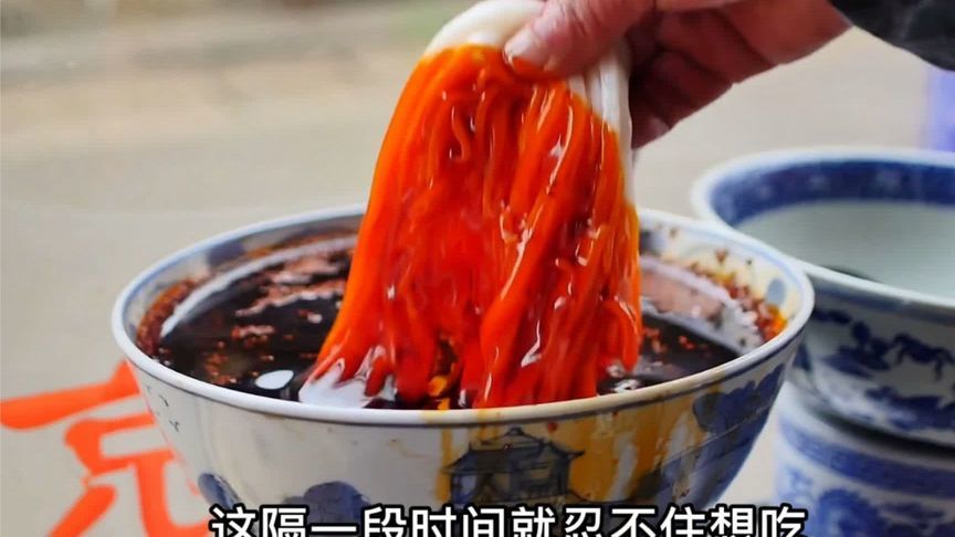 陕西人吃辣实录：米皮蘸辣油动作太凶残，外地人看呆