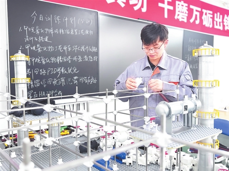 章瓊正在進行甲烷氯化物單塔精餾裝置的工藝流程設計與搭建。