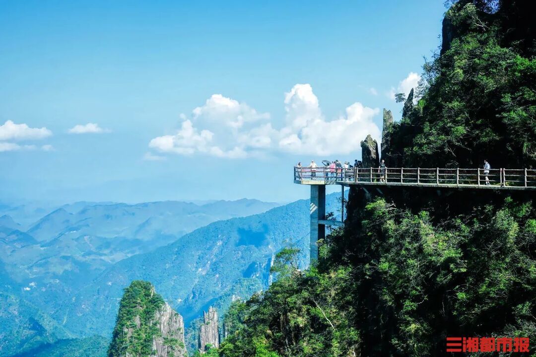 莽山五指峰绝壁上的天空走廊。景区供图