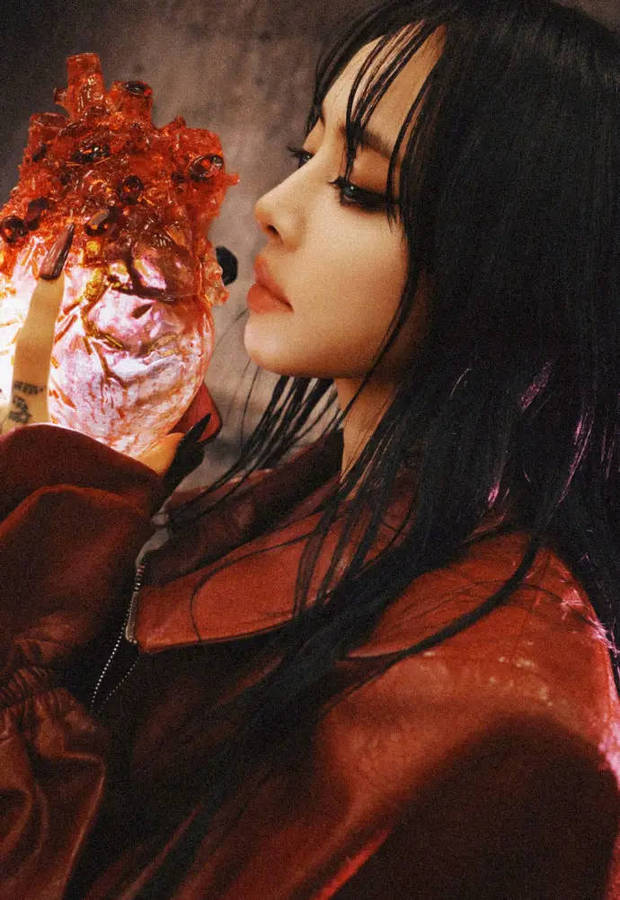 蔡依林侧颜精致，氛围神秘魅惑。