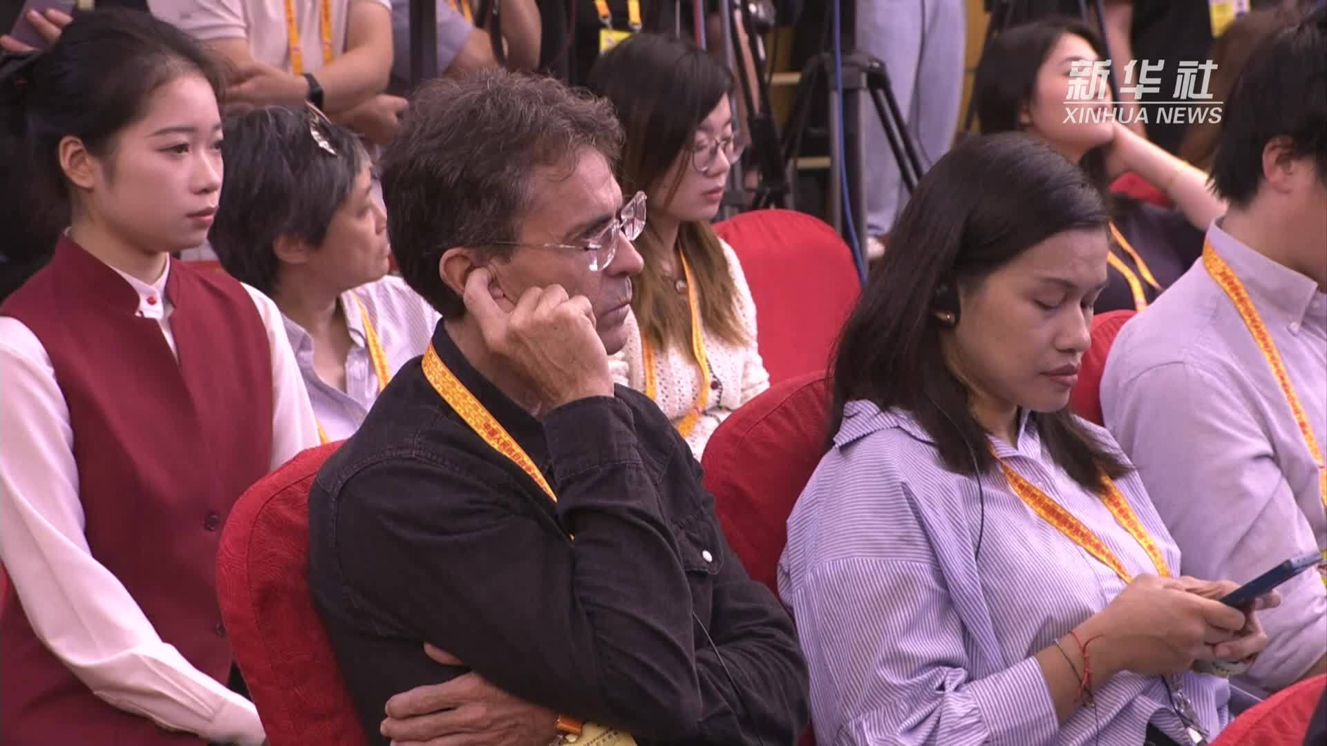 构建人类命运共同体重大理念为国际关系确立新思路，为全球治理提供新智慧，为国际交往开创新格局，为美好世界描绘新愿景