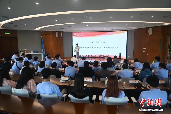 8月25日,甘肃兰州,第七届“魅力甘肃·民族风情”——海峡两岸大学生文化体验暨创新创业研习营活动开营。中新社记者 李亚龙 摄