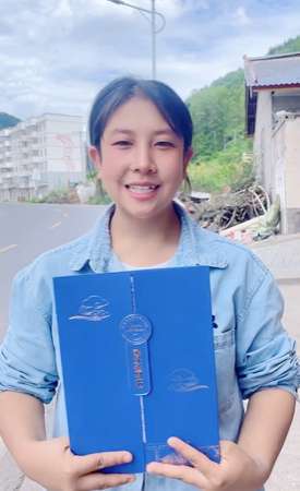 “凉山学生能考上大学很不容易，她们基础比较薄弱，想考上大学需要付出更多的努力。”吉朵以乌的班主任俞莉萍老师介绍道，“我经常看到第八节课当其他同学都去活动了，她还留在教室学习。希望她在大学继续奋进，前程似锦。”