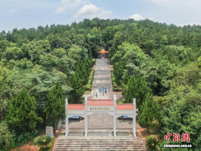 圖為航拍江西上高抗日陣亡將士陵園，陵園仿南京中山陵格局依山而建，由門(mén)坊、會(huì)戰(zhàn)亭、墓碑墓冢三部分組成。劉力鑫 攝