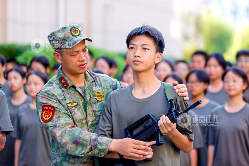 2025年8月25日，在江西省吉安市峽江縣峽江中學，該縣人武部官兵在指導學生進行持槍訓練。