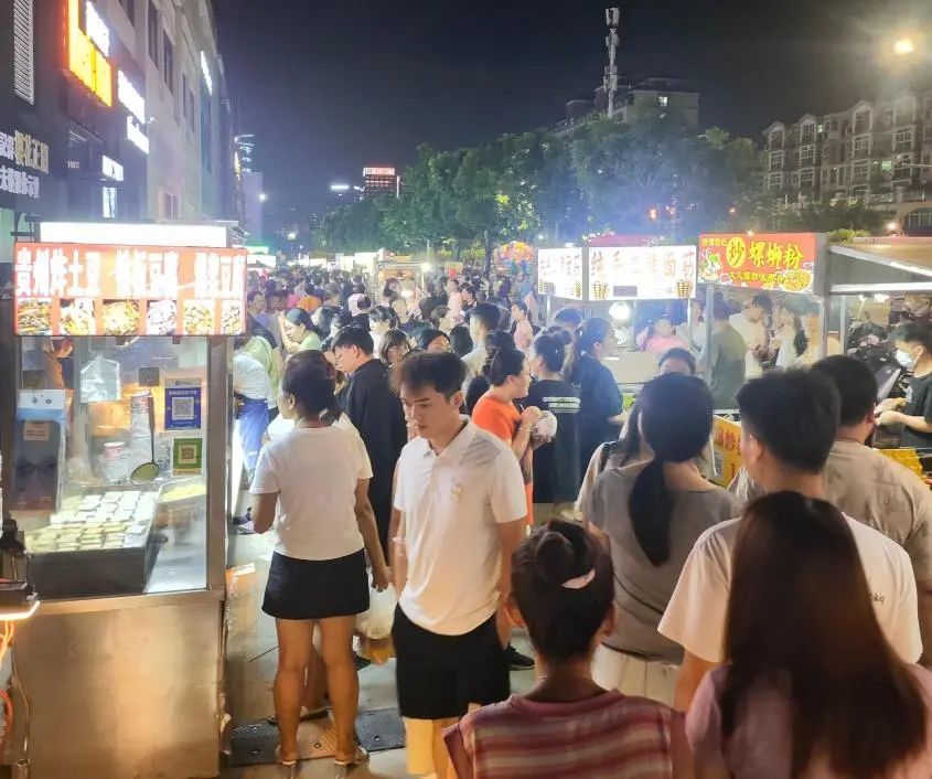 摩创园夜市摊档生意火爆，成为市民夜间休闲消费的热门打卡点