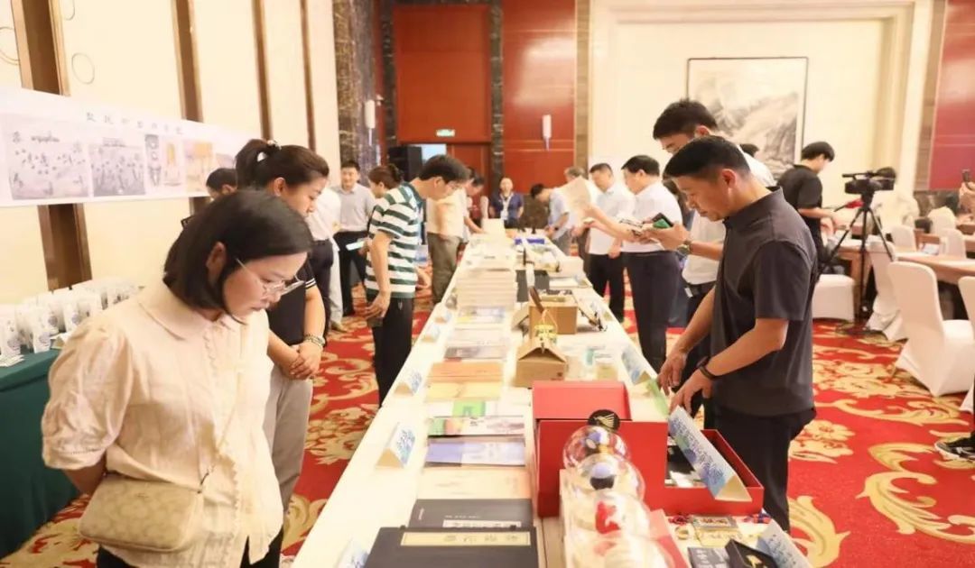 会议期间，与会嘉宾们参观学习了国家海洋博物馆、汉沽长芦盐场风情区、天津海悦盐韵文化园等，加强了学术理论和实践融合。