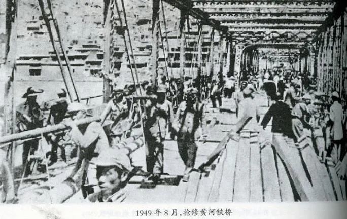 解放后，兰州人民抢修黄河铁桥。（图源：兰州日报）