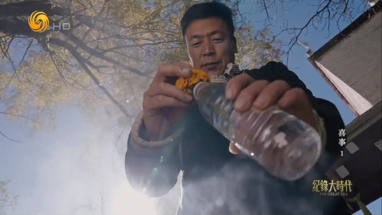 在藏族婚俗中，接亲人出发后，男方的父母要做哪些准备？