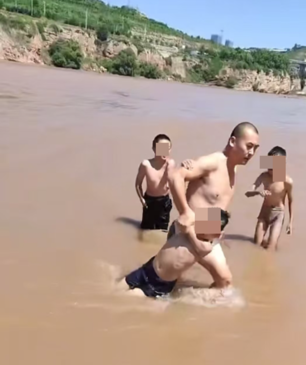 李祥救起落水的男童
