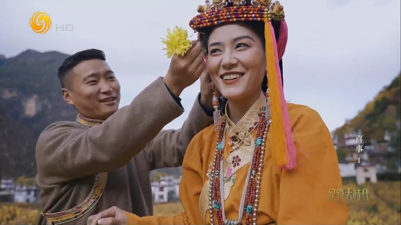 成人礼后众人上门提亲，藏族少女相中邻村小伙，两人在田间劳作之间诉真心