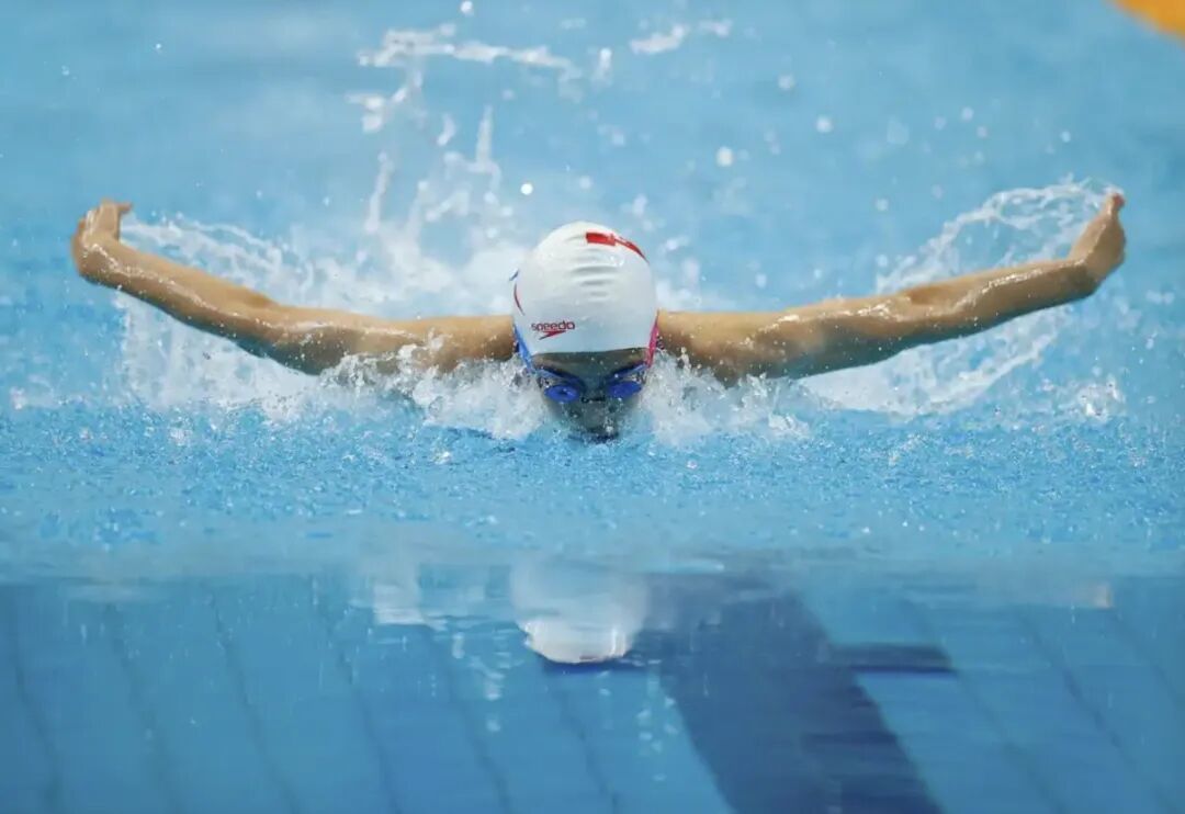2023年11月7日,严窕珊在第一届全国学生(青年)运动会中学组女子100米蝶泳决赛中,她以1分01秒60的成绩获得季军。新华社图