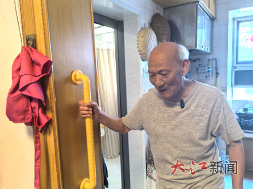 走廊处安装了一字式扶手。