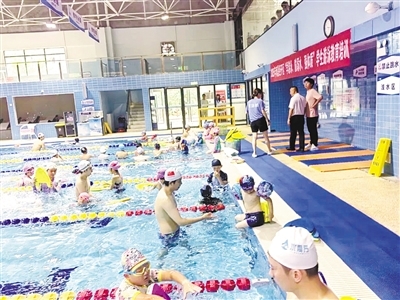 眾多市民在游泳館游泳