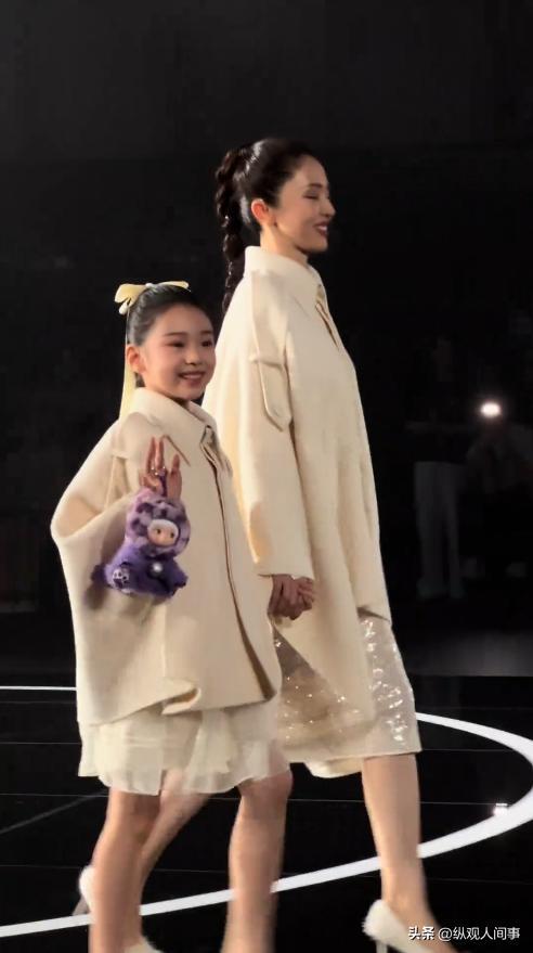 盛典上：李小璐嫩了，赵文卓女儿抢镜，董璇脸僵，只有黄奕没带娃(图4)