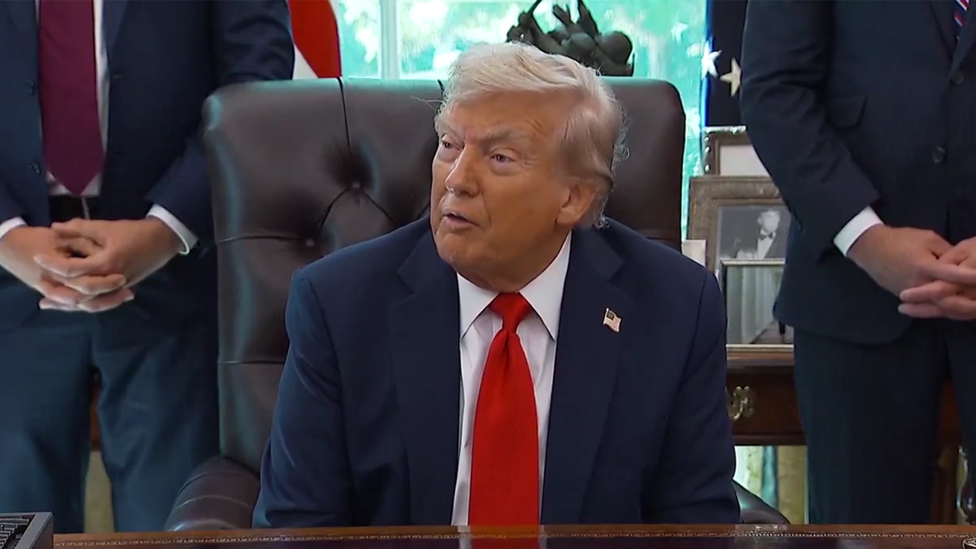 特朗普称中国鲤鱼入侵五大湖：它们非常凶猛，很有活力，但清除鲤鱼的成本非常高，不来求我我就不帮你们