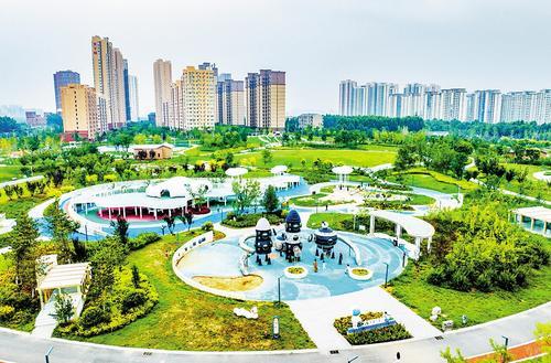 8月14日，无人机拍摄的保定儿童公园一角。 侯虓摄