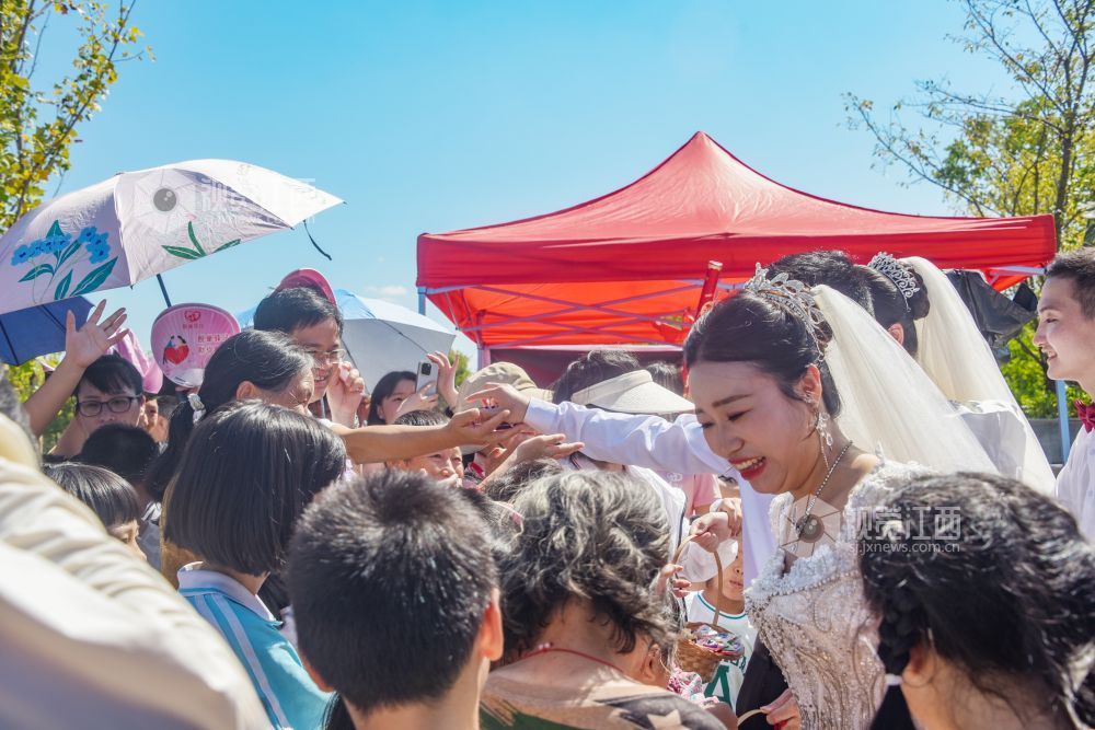 分发喜糖。