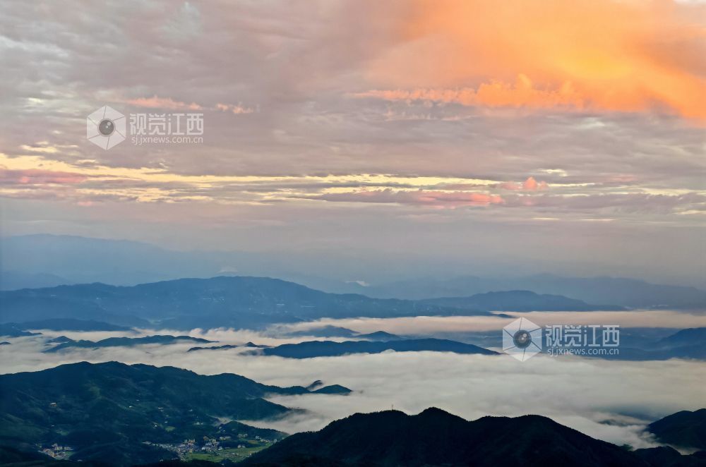 2025年8月24日，江西遂川與上猶交界的筑峰頂迎來絕美時刻，天空被染成橙紅，云海翻涌似人間仙境，山巒在光影中若隱若現，吸引眾多游客奔赴，沉浸式感受大自然的氣息。