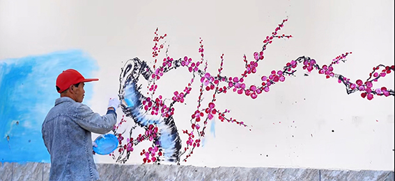 青岛乡里乡亲|执画笔四十载 绘就千米“感恩墙” 刘立忠:山海间绘就温暖的传递