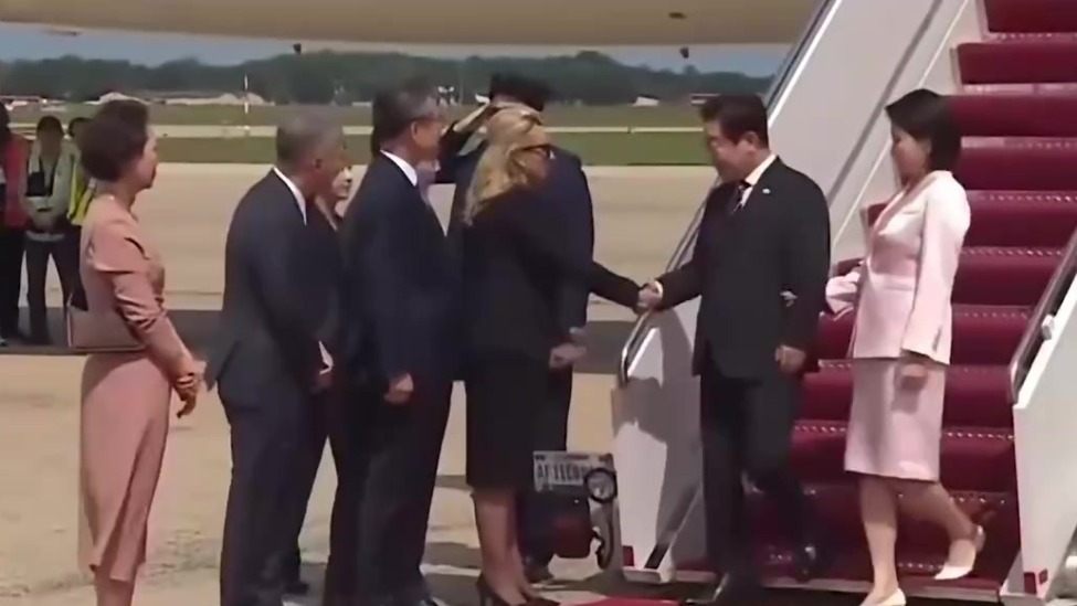 不出席“九三大阅兵”，韩总统转身去了美国，接机现场遭冷淡对待