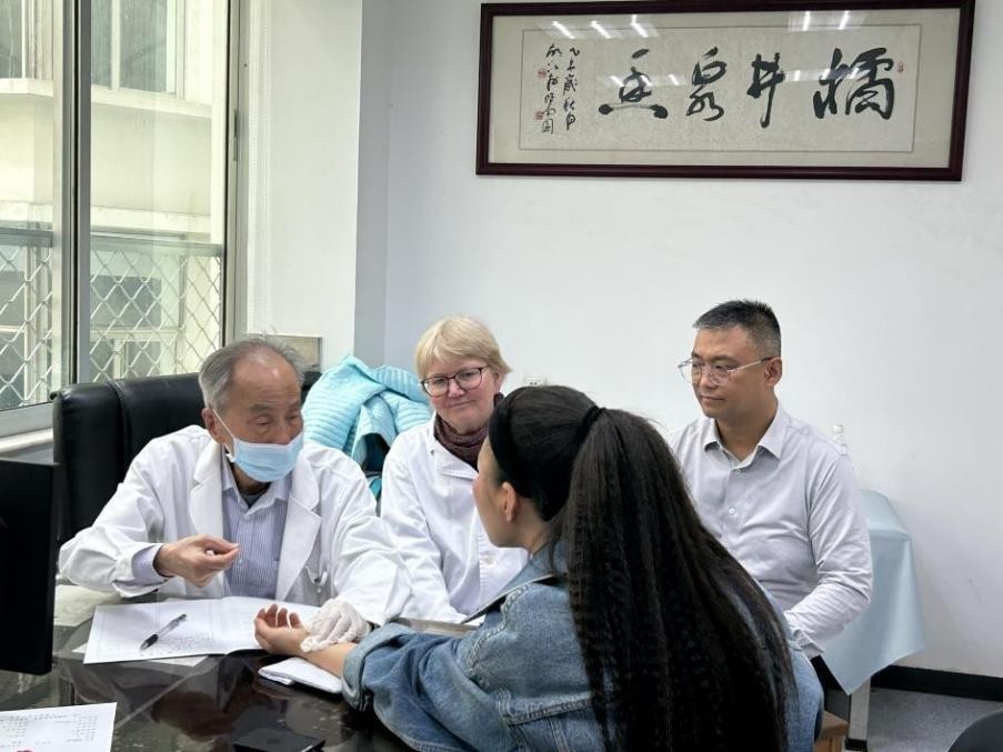 耄耋之年，沈英森坚持出诊，优利娅回暨大跟诊学习。