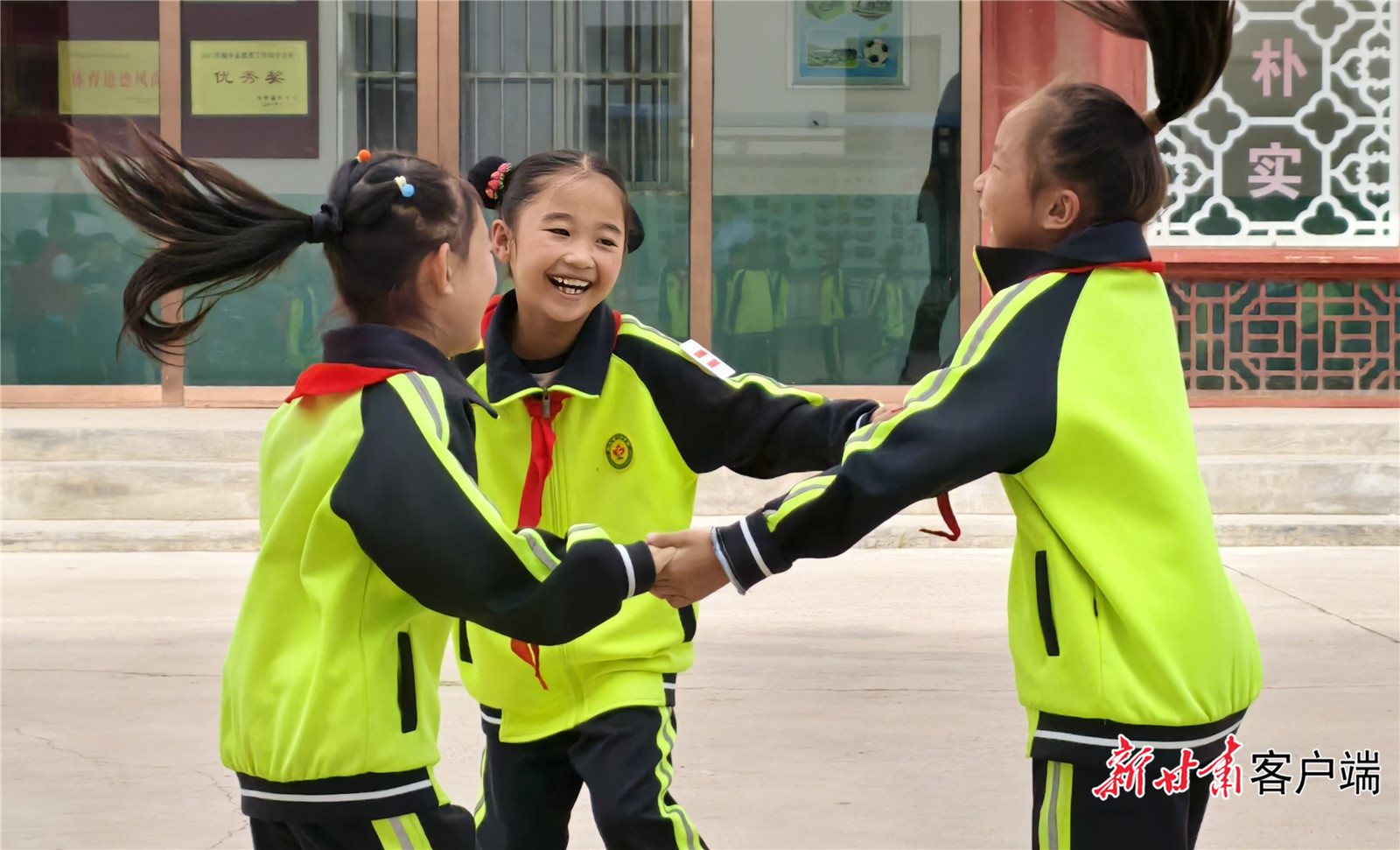 孩子们在学校操场玩耍 新甘肃·甘肃日报记者 苏家英