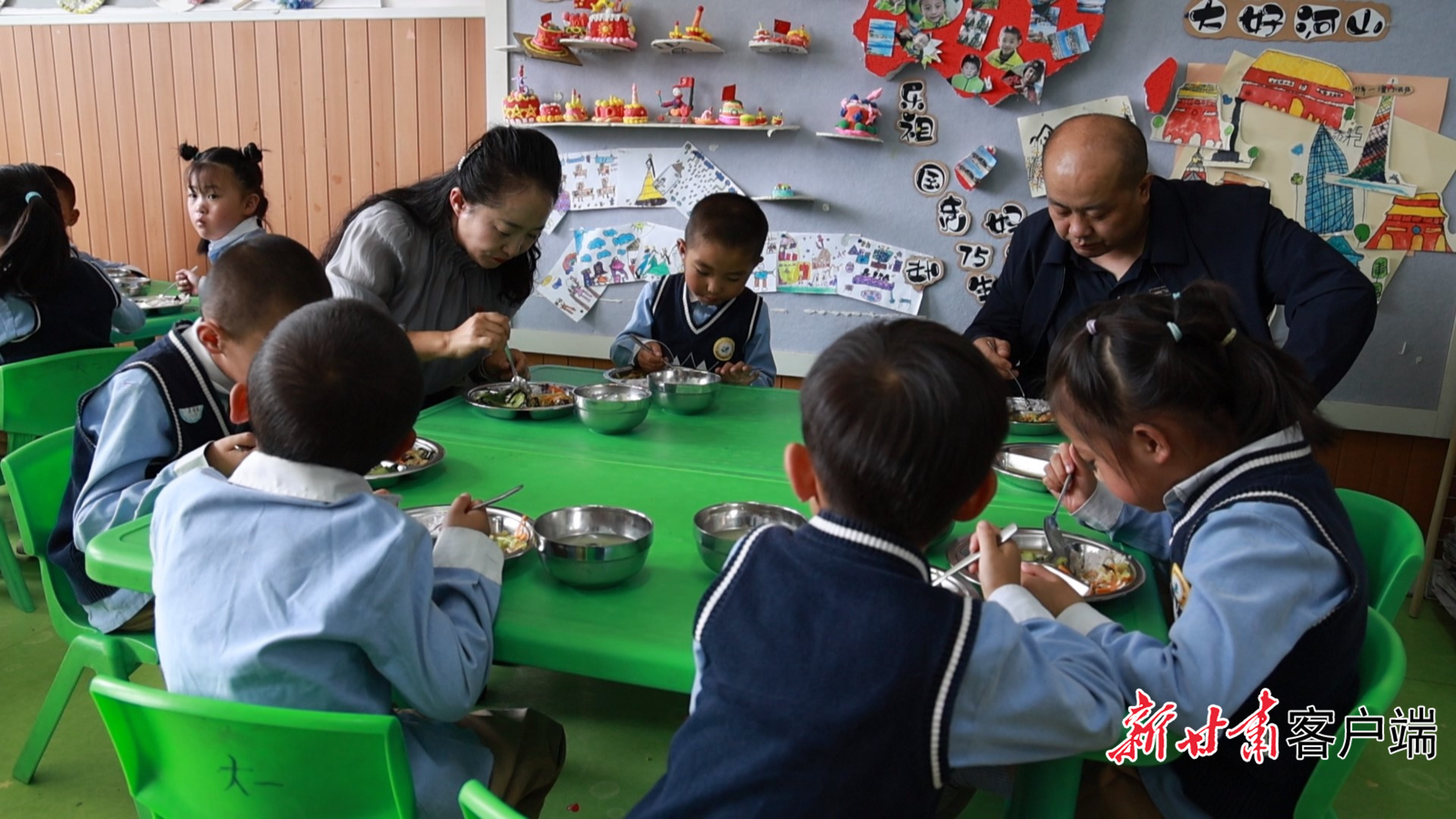 市场监管人员、校（园）长与学生家长代表走进校园体验“开学第一餐”　岷县县委宣传部供图