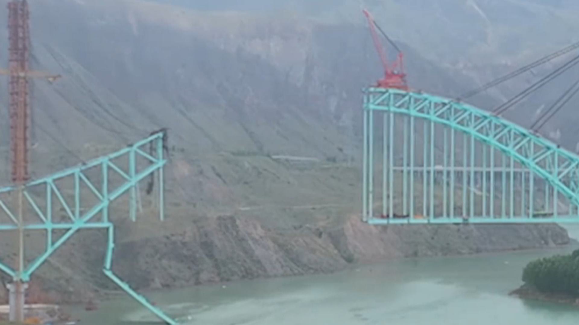 国务院安委会决定对西成铁路（西宁—成都）尖扎黄河特大桥施工项目“8·22”重大垮塌事故查处挂牌督办