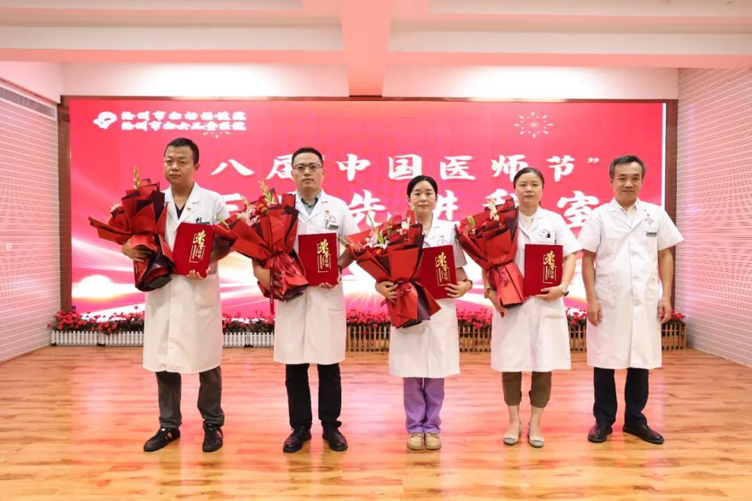 副院长闫向东为“创三甲先进科室”颁奖；