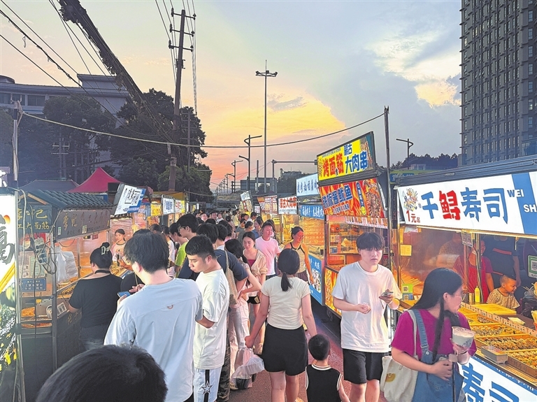 夜幕下的紫荆夜市游人如织。本报全媒体记者 曾悦之摄