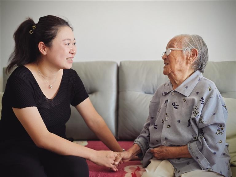兰州战役纪念馆工作人员与罗世珍老人亲切交谈