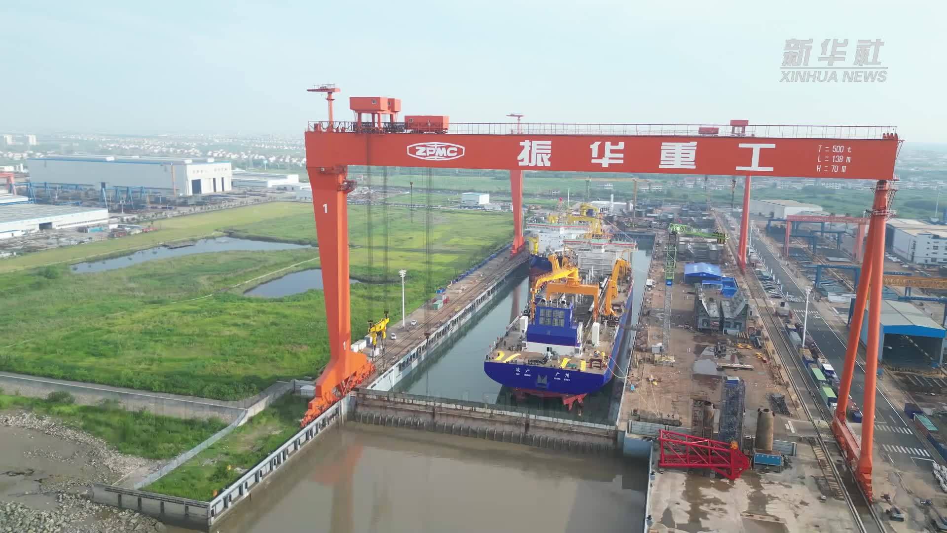 我国自主研发设计建造的大型耙吸挖泥船下水